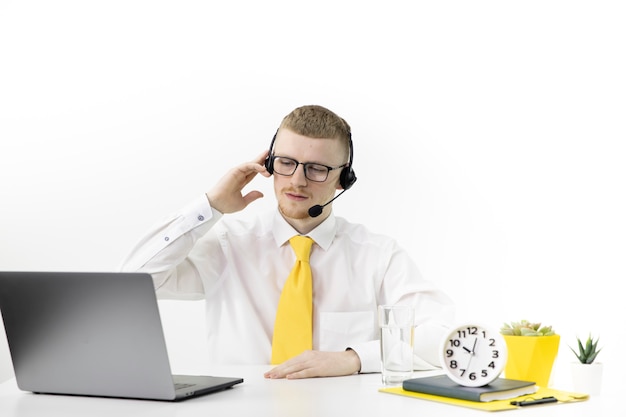 Online consultant in formele kleding met headset aan balie in callcenter kantoor