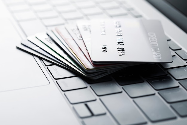 オンラインストアおよびオンラインショッピングからの購入に対するオンラインクレジットカードによる支払い。