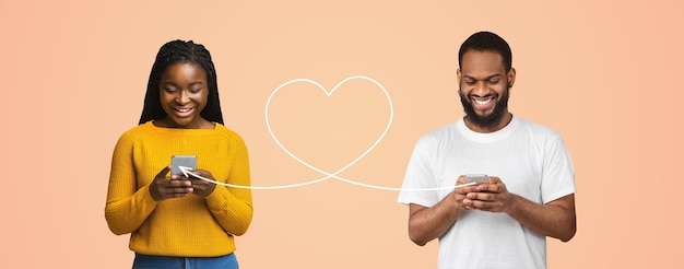スマートフォンのアプリを介してオンラインデートのロマンチックな黒人カップルのメッセージ