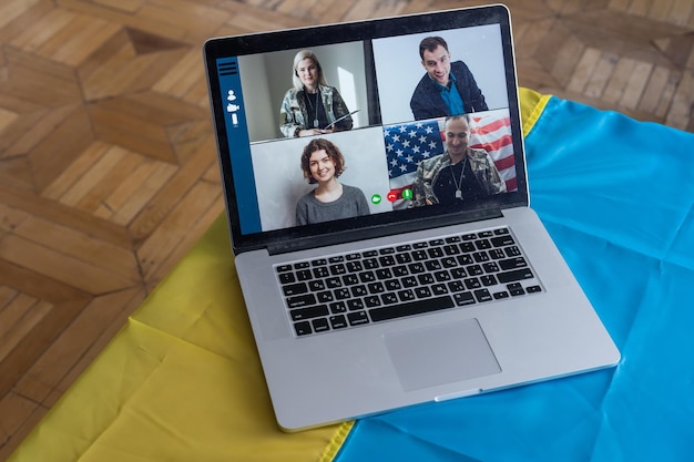 Photo online digital media support for ukraine. freedom and patriotism concept. laptop family