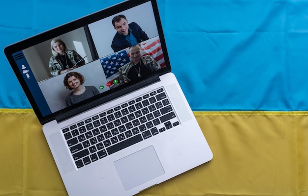 Online digitale media-ondersteuning voor Oekraïne. Vrijheid En Patriottisme Concept. laptop familie