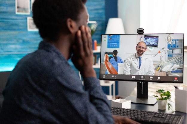 Photo online doctor checkup of african american guy