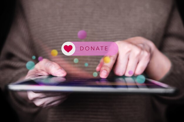 Donazione online, volontariato e concetto di beneficenza. fare una donazione via internet su tavoletta digitale. primo piano