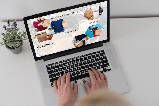 Foto negozio di e-commerce online, concetto di sito web aziendale in dropshipping. computer portatile, scatole di spedizione, mercato al dettaglio, sfondo di consegna in magazzino, banner.