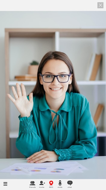 オンライン教育挨拶女性画面モックアップ