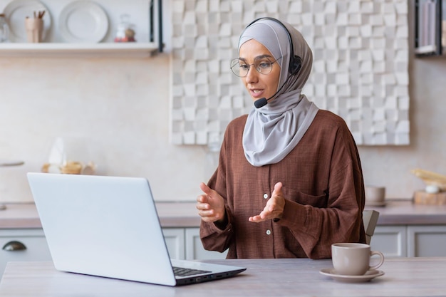 Online een jonge moslimvrouw trainen met een hijab-bril en een headset waar hij thuis in zit