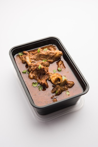 Online eten bezorgen - Schapenvlees OF Gosht Masala OF Indiaas lam Rogan Josh in een plastic container klaar om af te halen