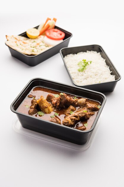 Online eten bezorgen - Schapenvlees OF Gosht Masala OF Indiaas lam Rogan Josh in een plastic container klaar om af te halen