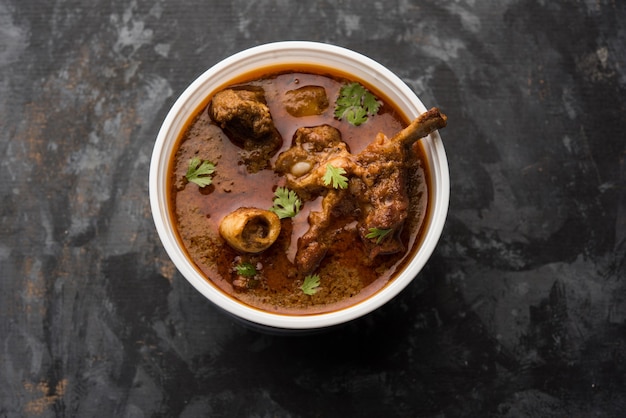 Online eten bezorgen - Schapenvlees OF Gosht Masala OF Indiaas lam Rogan Josh in een plastic container klaar om af te halen