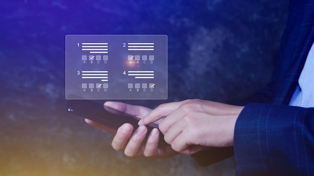 Il concetto di esame online sceglie la risposta corretta nell'elenco di controllo del test e il test online sul test d'esame online per smartphone con i risultati del questionario online per smartphone sul quiz desktop