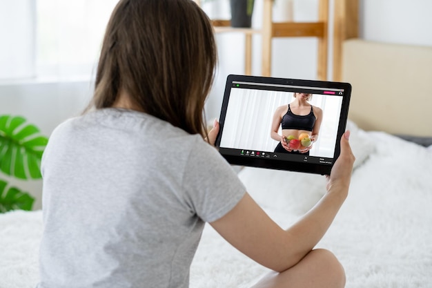 Online fitness dieet gewichtsverlies app vrouw coach