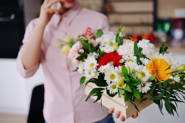 사진 꽃과 꽃다발의 온라인 꽃 배달 온라인 상점 꽃 사업 신선한 꽃 작곡 판매