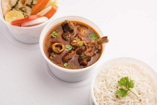 온라인 음식 배달 - 양고기 또는 Gosht Masala 또는 픽업 준비가 된 플라스틱 용기에 담긴 인도 양고기 로건 조쉬