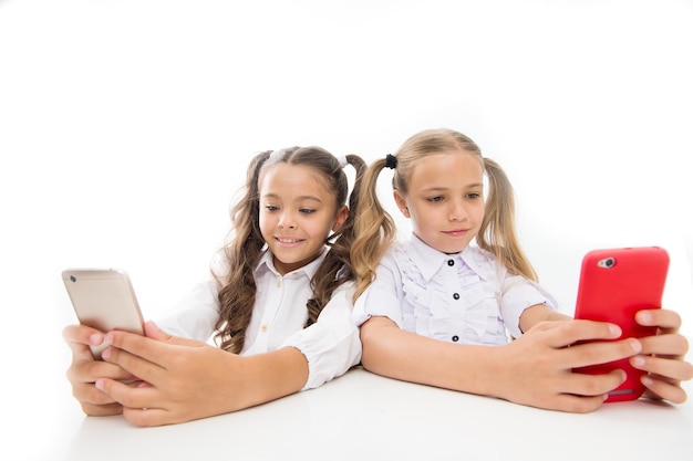 Online gamen. Bloggersschool. Educatieve toepassing. Schoolmeisjes smartphones surfen op internet sociale netwerken. Bericht versturen. Online communicatie. Maak een online webblog. Volg sociale netwerken.