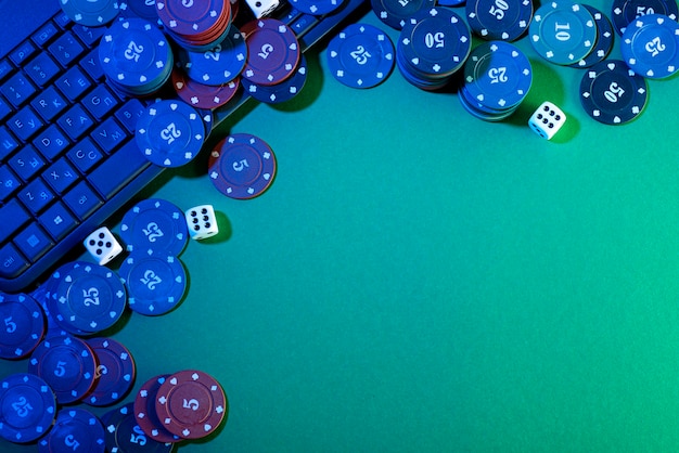 Online gamingplatform, casino en gokactiviteiten. Dobbel op laptop toetsenbord op groene achtergrond.