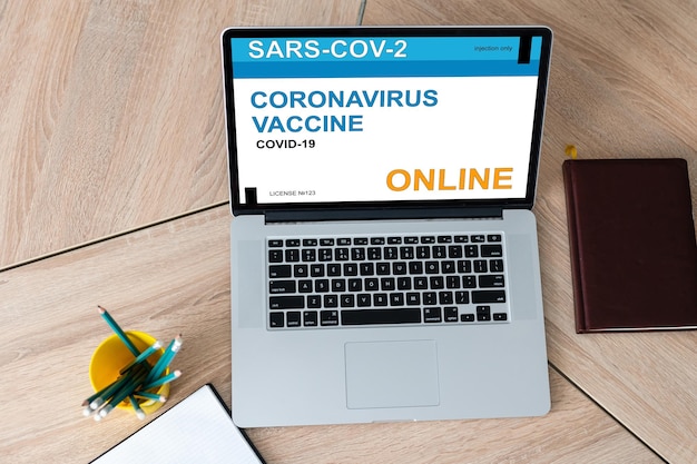 online gezondheidsafspraak, boeking of reservering coronavirus of covid-19-vaccin in concept sociale afstandsgezondheidszorg bij mensen in quarantaine thuis met behulp van een laptop.