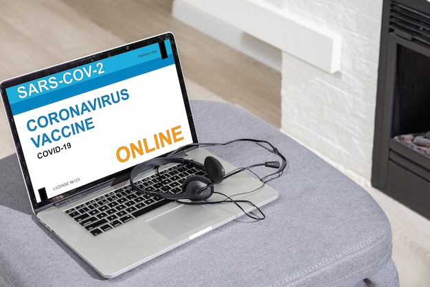 online gezondheidsafspraak, boeking of reservering coronavirus of covid-19-vaccin in concept sociale afstandsgezondheidszorg bij mensen in quarantaine thuis met behulp van een laptop.