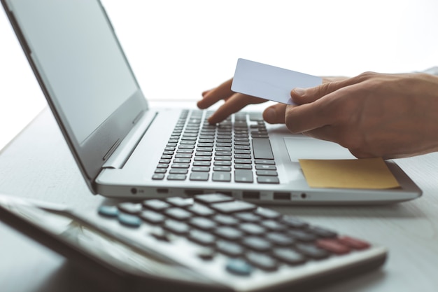Online goederen kopen met een creditcard