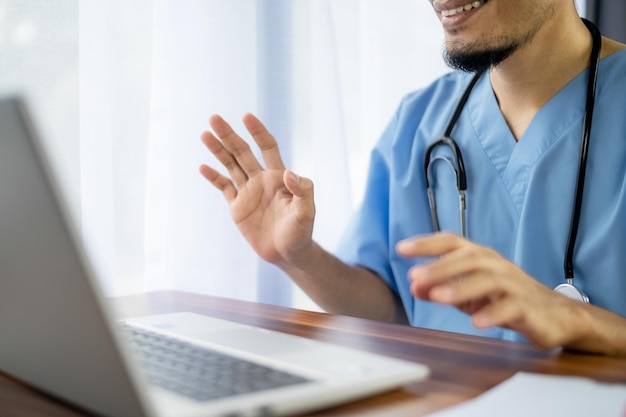 온라인 건강 컨설턴트 개념 의사는 병원의 기술 커뮤니케이션 온라인 대화를 통해 집에 있는 환자를 위해 컴퓨터 온라인 건강 컨설턴트를 사용합니다.