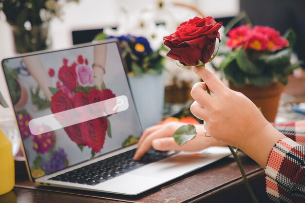 Online home bloemstuk concept Aziatische vrouw Glimlachende bloemist opnemen video-uitzending of cursus