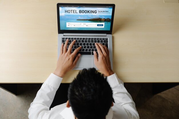 사진 온라인 호텔 숙박 예약 웹 사이트는 최신 예약 시스템을 제공합니다 여행 기술 개념