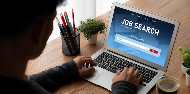 労働者が仕事の機会を検索するための現代のウェブサイトでのオンライン求人検索