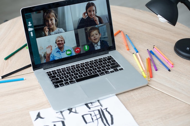 Online klas met behulp van videoconferentie op laptop.