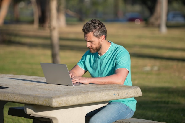 Online leren in de natuur Man online werkt buiten