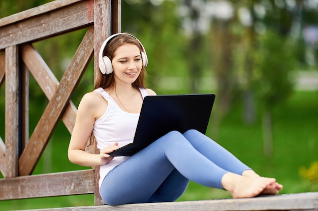Online leren of telewerken met behulp van laptop aangesloten internet via g-netwerk jonge vrouw doet