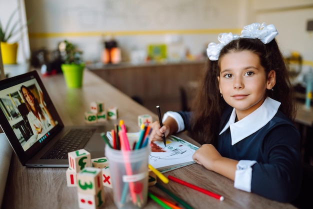 Online leren op afstand. Onderwijs op afstand.