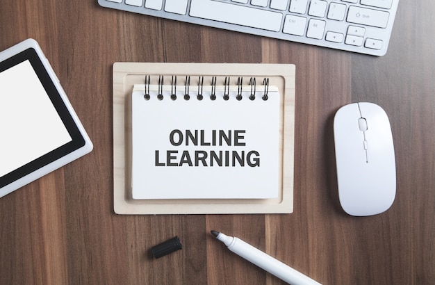 Online leren tekst in Kladblok op het bureau Bedrijfswerkplek Onderwijs