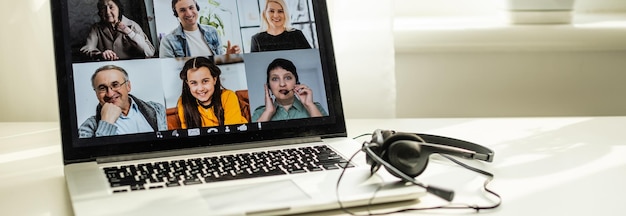 Online les met behulp van videoconferentie op laptop.