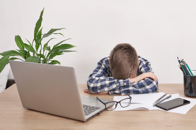 Lezione online a casa, distanza sociale durante la quarantena, autoisolamento, concetto di istruzione online, scuola a casa. ragazzo che impara la lingua online, usando il computer portatile, istruzione a distanza. studente, scuola