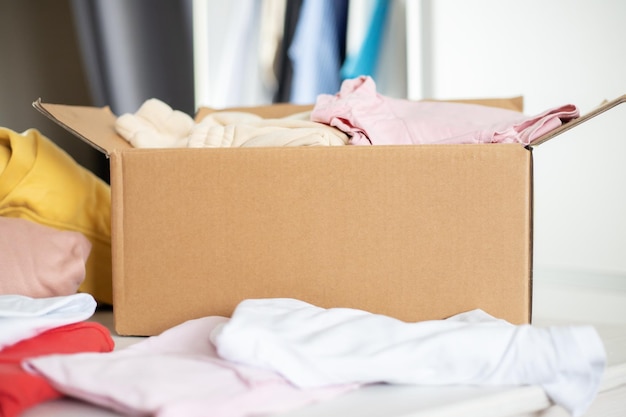 Foto online levering van kleding bestellingen van een online winkel een pakket met dingen een doos op de tafel