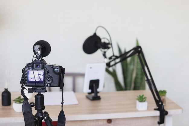 Online live podcast studio bureau met microfoon in thuisstudio van vlogger