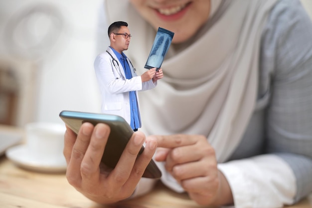 online medische gezondheidszorg smartphone mannelijke arts glimlachende vrouw telehealth telemedicine videogesprek