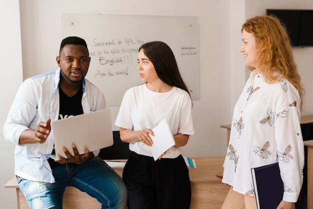 Online multi-etnisch aantrekkelijke groep leraren studeren en lachen, iets bespreken