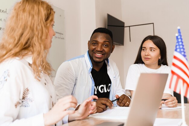 Photo online multiethnic attractive group of teachers study and laught, discuss something