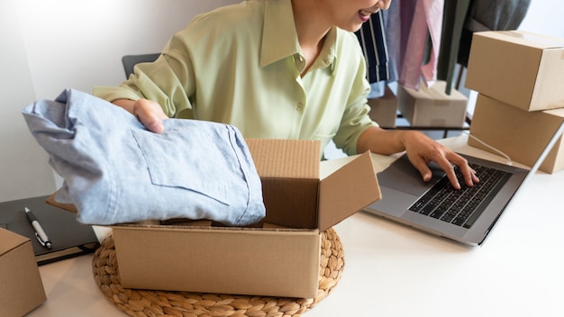 Online ondernemers van kleine bedrijven die in de winkel werken en producten voorbereiden