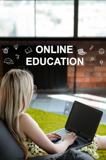 Online onderwijs afstandsonderwijs student laptop