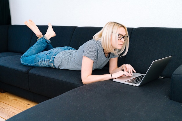 Online onderwijs en werk op afstand. Vrouwelijke persoon werken kantoorwerk op afstand van huis.