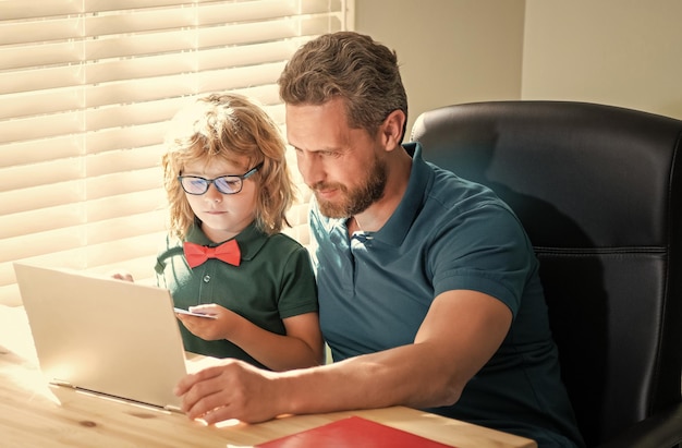 Online onderwijs op laptop homeschooling en e-learning terug naar school
