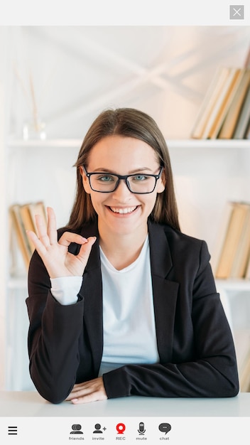 Online onderwijs positieve vrouw scherm mockup