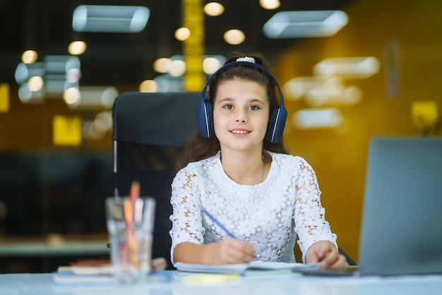 Online onderwijs Schoolmeisje met laptopcomputer die studeert via online e-learningsysteem