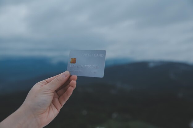 онлайн-платеж молодая женщина с кредитной картой и печатает на ноутбуке
