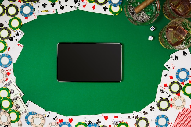 Online pokerspel met chips en kaarten