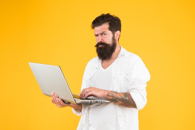Покупка в Интернете Человек с ноутбуком Концепция программирования Бородатый мужчина с ноутбукомЦифровой мир Успешный разработчик Интернет-магазины Программист с ноутбуком Серфинг в Интернете Онлайн оплата