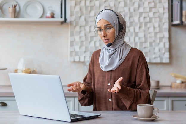 Online raadplegingen een jonge moslimvrouw in een hijab een psycholoog een psychiater in een hijab en een