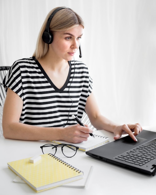 online remote courses e-learning concept
