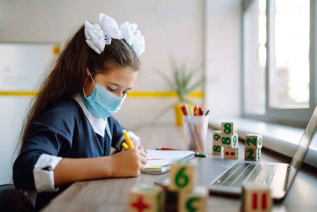 Didattica a distanza on line. scuola a domicilio durante la quarantena. covid-2019.